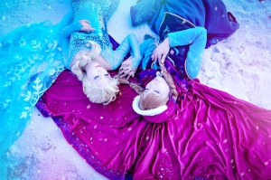 Frozen Elsa & Anna Cosplay